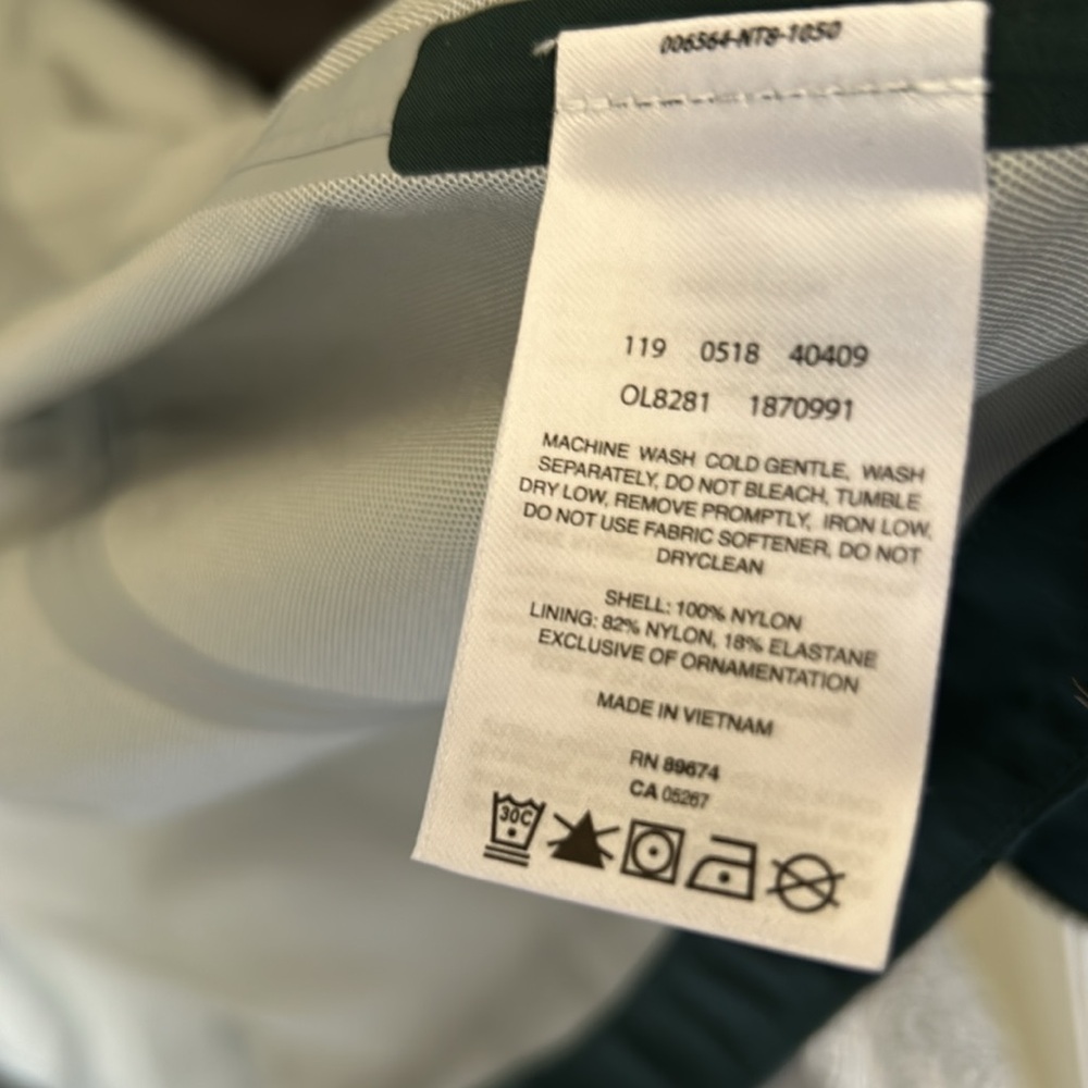 Mountain Hardware Medium Parka / Rain Jacket Neve… - image 7